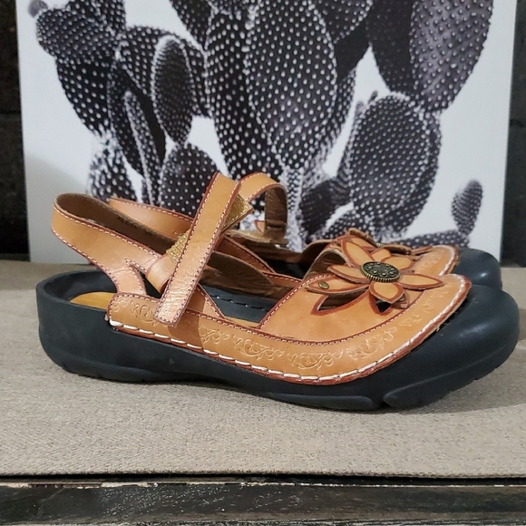 Brown Leather Sandals with Floral Design - Picture 3 of 15